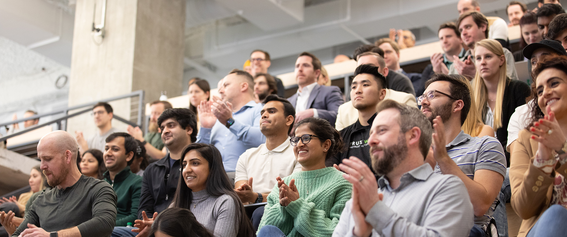 Employés réunis dans l’auditorium du siège à Atlanta pour une réunion globale de l’entreprise